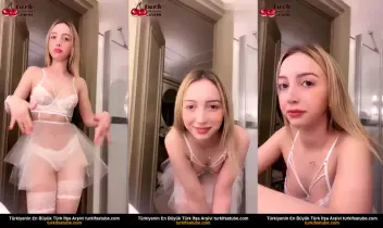 Genç Kızın Beyazlar İçinde Sakso Yayını